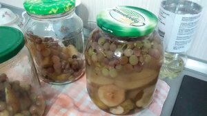 Вкусный компот из груши и винограда с домашнего огорода