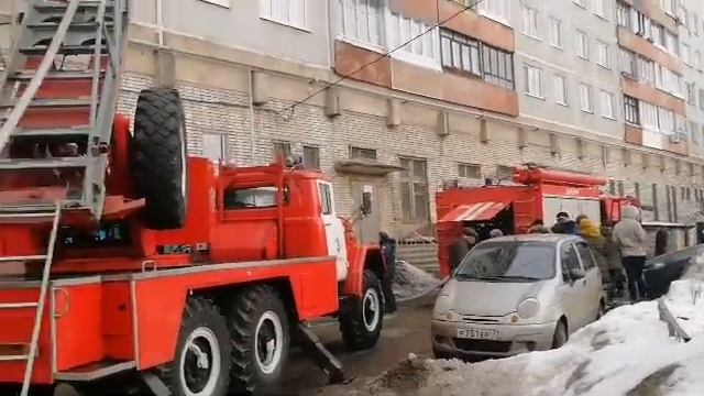 В Туле горит квартира на ул. Металлургов смотреть онлайн