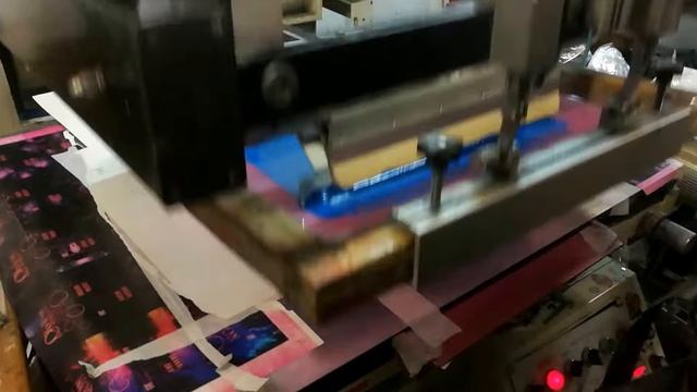 Шелкотрафаретная печать на дизайнерской бумаге сольвентными и УФ-красками смотреть онлайн