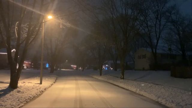 Night Snow Free Stock Video | City Snowfall Under Streetlight | Winter B-Roll смотреть онлайн