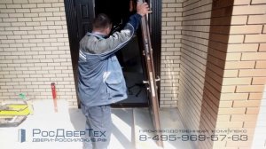 Монтаж парадной двухстворчатой двери со стеклом и ковкой в дом