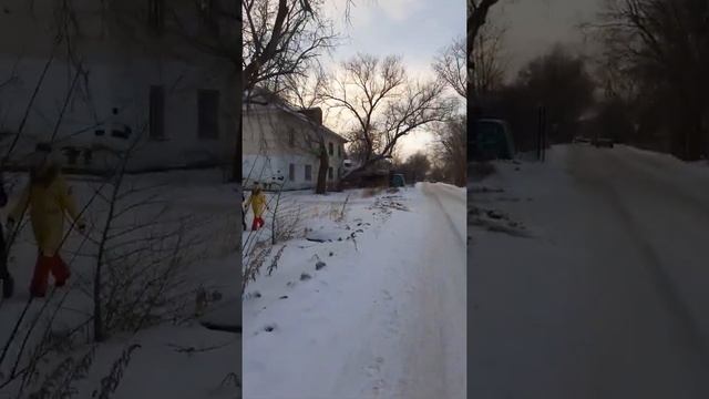 Зима в Макене - улица Щорса между домами№33 и №52 по бугристому льду под снегом 26 ноября 2021 года