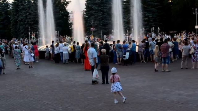 Девочка танцует у фонтанов