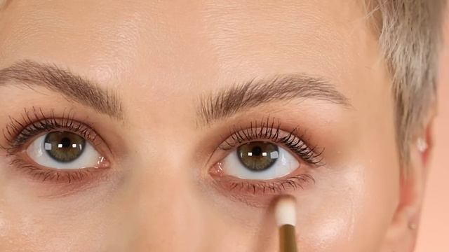 How to make your eyes look Bigger vs Smaller смотреть онлайн