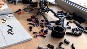 собрал Lego набор Dodge Charger Доминика Торетто