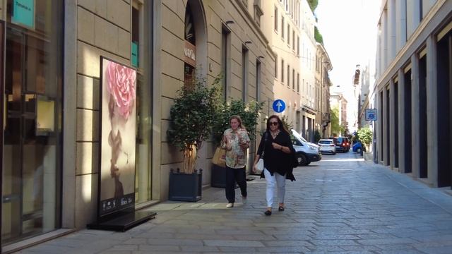 Milan Street Fashion Week 2022 - Fall Outfit - What are People wearing Italy in September?