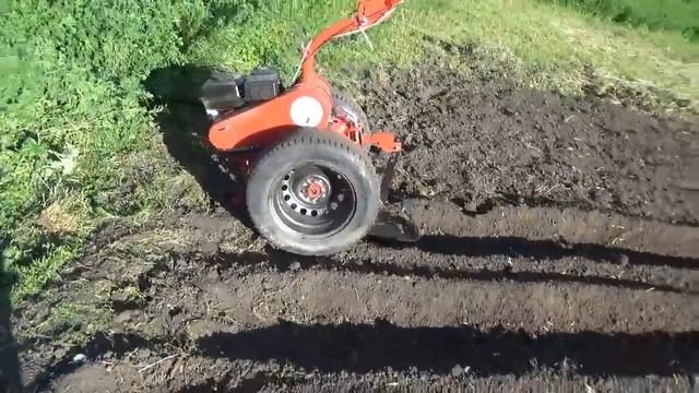 Пашим мотоблоком, усиливаем грунтозацепы и чудим с жигулевскими колесами))