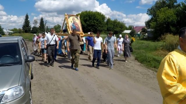 Крестный ход с иконой Божьей Матери Троеручица