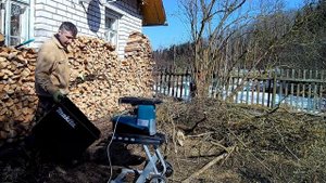 Измельчаю в щепу ветки с садовым измельчителем Makita UD2500