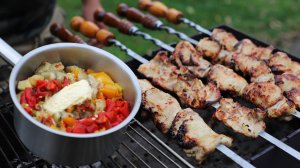 Шашлык из куриных бедер в белом чесночном маринаде