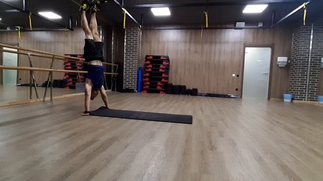 TRX отжимания с выходом в стойку на руках смотреть онлайн