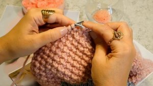 Вяжем спицами красивый весенний берет рисовым узором. Подробное описание процесса вязания