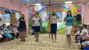 Зажигательный танец от сотрудников детского сада на выпускном