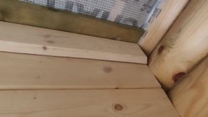 Бревенчатая баня. Каркасная перегородка. Как закрыть усадочный зазор.