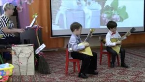 Дети играют на балалайке на утреннике в детском саду