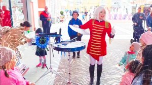 Настя_играет_в_мыльные_пузыри_