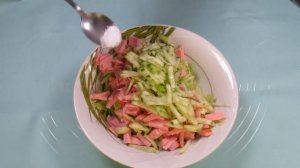 Самый быстрый салат с колбасой и сухариками