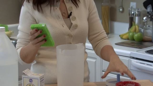 Housekeeping Instructions : How to Remove Odors From Plastic Containers & Lids