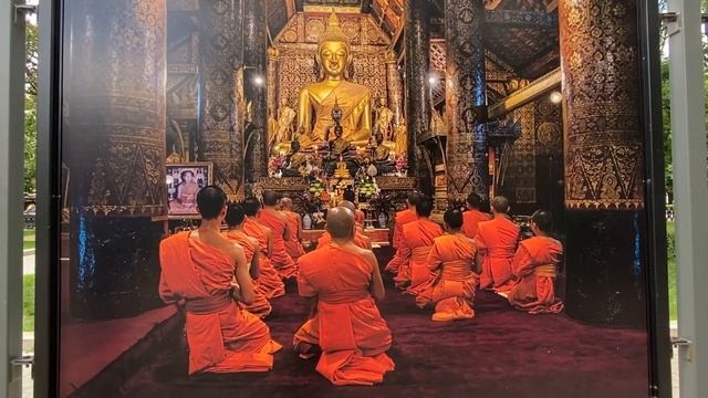 Москва. Фотовыставка на Тверском бульваре. Лаос. Страна миллиона слонов и белого зонта.