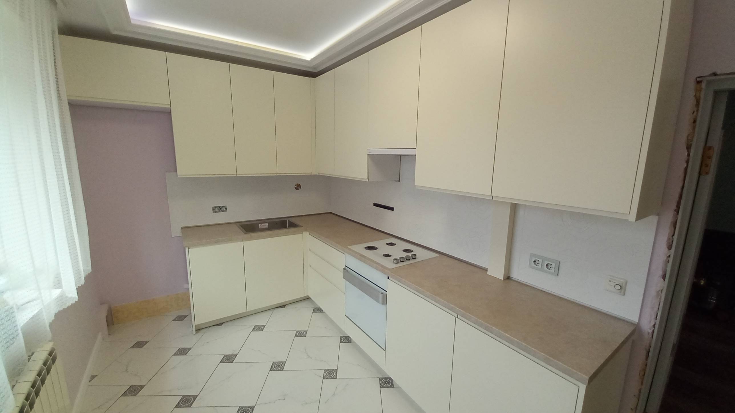 БЕЖЕВАЯ КУХНЯ С ОКРАШЕННЫМИ ФАСАДАМИ: ВАШ НОВЫЙ КУХОННЫЙ РАЙ