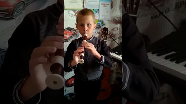 Восьмилетний музыкант, которому врачи спасли кисти рук, сыграл для них на флейте смотреть онлайн