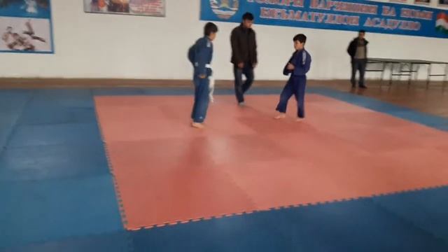 Гуштини дзюдо дар УЯЛИ Бо наврасони ҷамоат смотреть онлайн