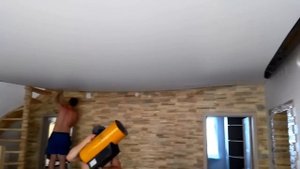 Натягиваем потолок из виниловой плёнки