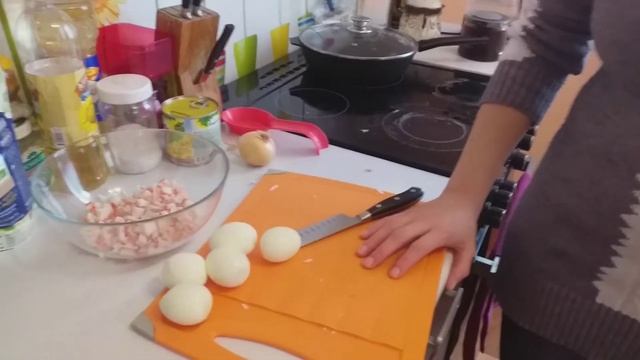 salat iz krabovyh palochek s kukuruzoj(салат из крабовых палочек с кукурузой) смотреть онлайн