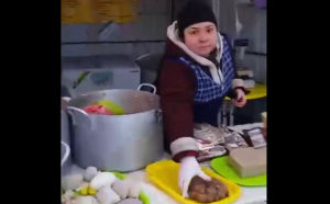 Неадекватная продавщица мяса на ярмарке у Дома Советов Калининград 29.01.2017
