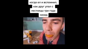 Оригинал. Ест из банки консервированый персик и выплюнул его
