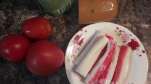 Салат из крабовых палочек, помидор и колбасного сыра