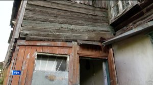 Чиновники обжаловали решение суда о расселении жильцов, которые почти 10 лет живут в аварийном доме