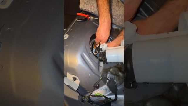 2012 Mercedes-Benz CLS 63 AMG Fuel Pump Replacement смотреть онлайн