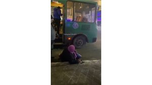 Пенсионерку вышвырнули из автобуса водитель и кондуктор
