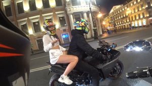 Прокатили на мото девушку Лизу.