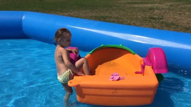 Чуть не утонули. Аквапарк. Купаемся в бассейне. Катаемся на лодочках. смотреть онлайн