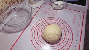 Булочки с изюмом из сдобного теста.