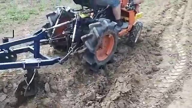 Вспашка земли двухкорпусным плугом Щелковский район Московской области