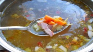 Суп с копченой грудинкой и сырными клецками