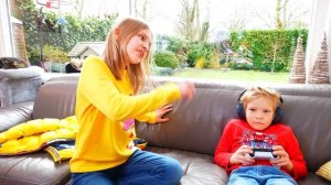 Аким потерялся, его нигде нет. Авелина и Амелия помогают брату.