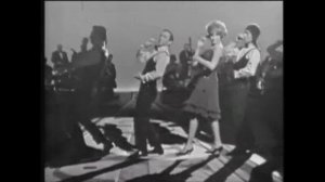 Мина - Кофейная мельница / Mina - Moliendo café