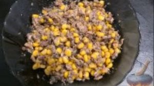 Салат ,, Шпротный восторг " , вкусный, сытный , оригинальный)