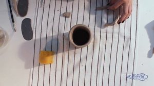 Мастер-класс как вручную слепить кружку из пласта глины.