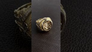 Мужской перстень из двух видов золота со львом, личной символикой и инициалами.mp4