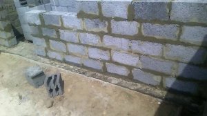 строительство промежуточных стен  и вент канала из керамзитобетонных блоков и кирпича