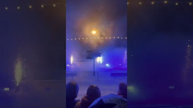 Открылся самый длинный каток в России. Находится на Михайловской набережной. Его длина 1300 метров. смотреть онлайн