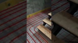 Приток воздуха под камин.