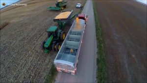 Комбайн John Deere убирает урожай - John Deere harvester to harvest