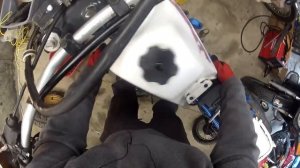 Suzuki DR250 Gas Tank Removal