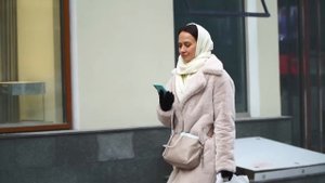 КАК ОДЕВАЮТСЯ В МОСКВЕ ВЕСНОЙ.